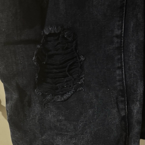 Baggy very ripped jeans. - Picture 5 of 8